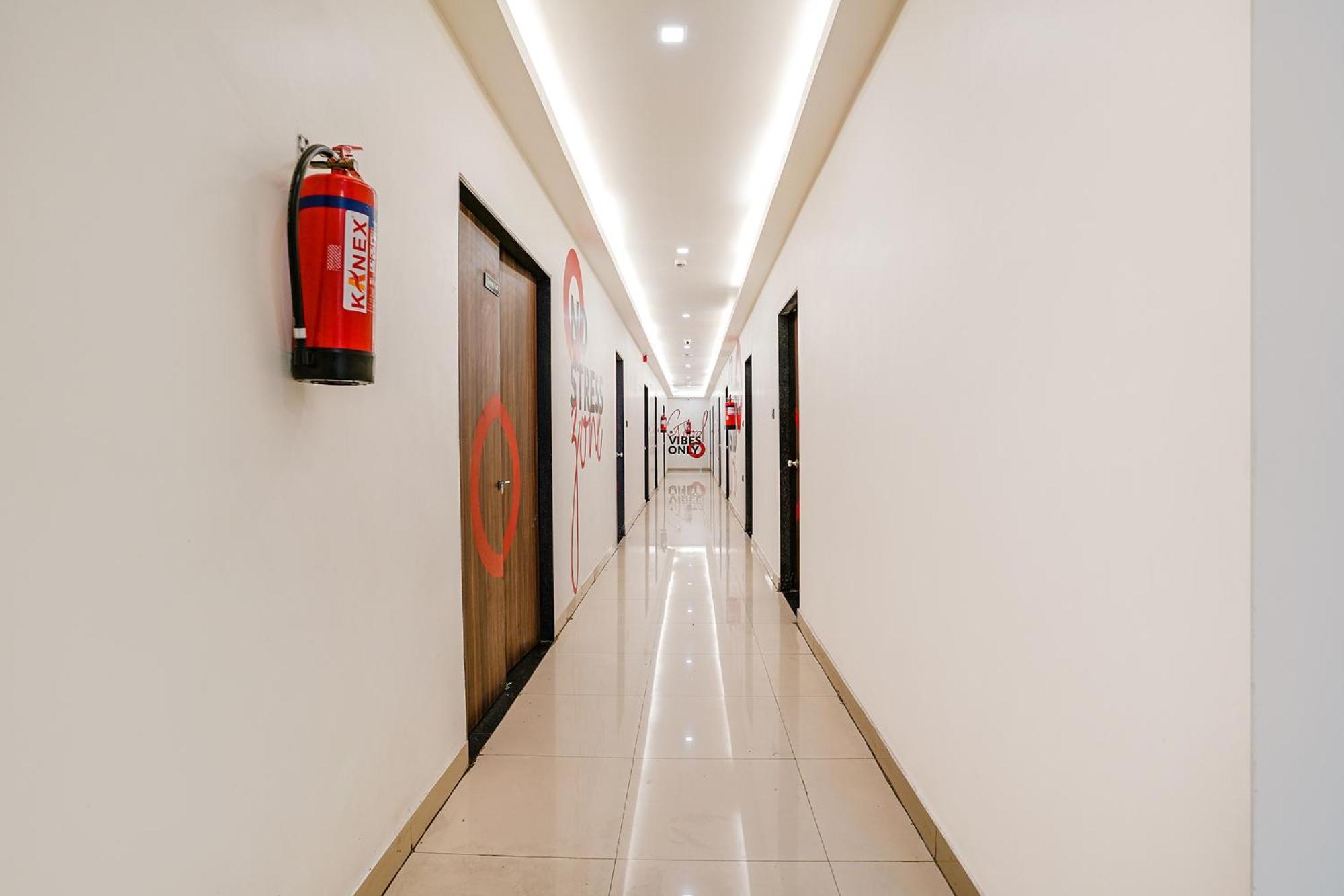 Fabhotel Lotus I Surat Buitenkant foto