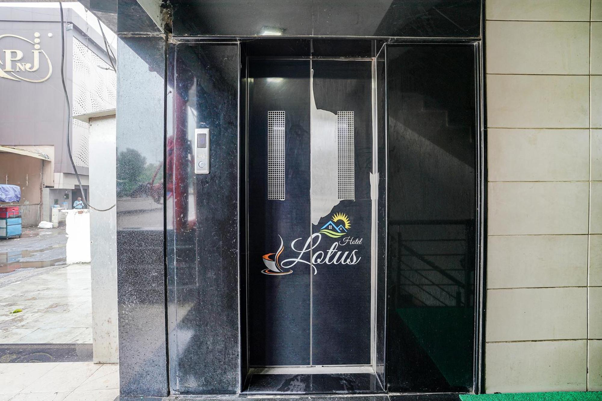 Fabhotel Lotus I Surat Buitenkant foto